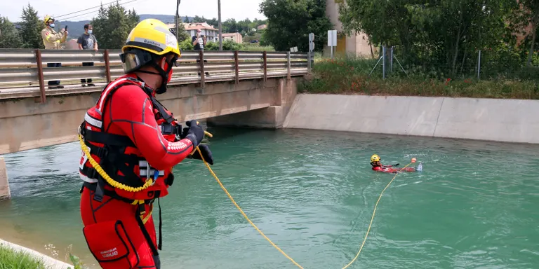 Els Bombers incien pràctiques de salvament aquàtic al canal de Gavet, considerat punt de risc
