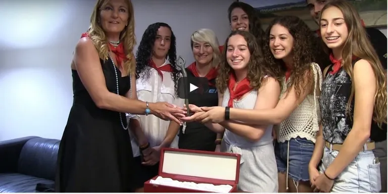 Les jugadores del Cent Patins encoratgen els rubinencs a ser guanyadors