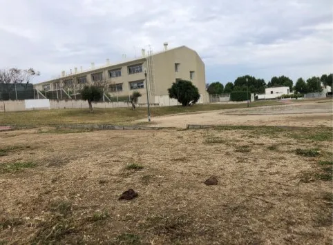Les mares i els pares de l’escola La Bòbila de Cambrils denuncien que l’exterior del centre està molt degradat