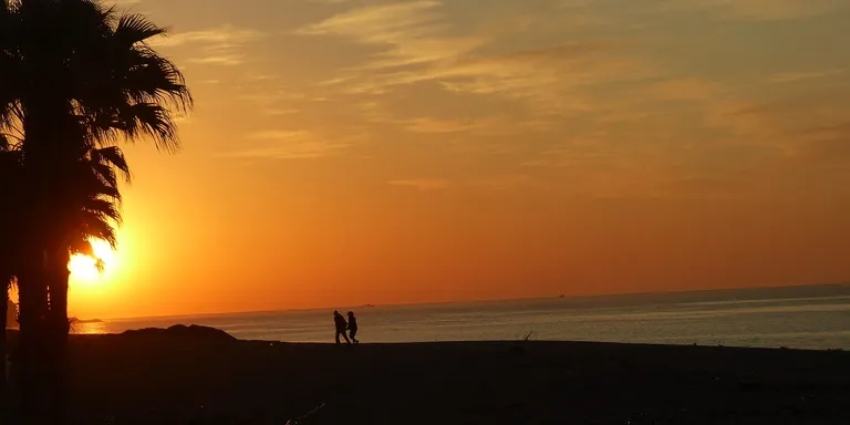 Sol, alguns núvols prims i ambient suau