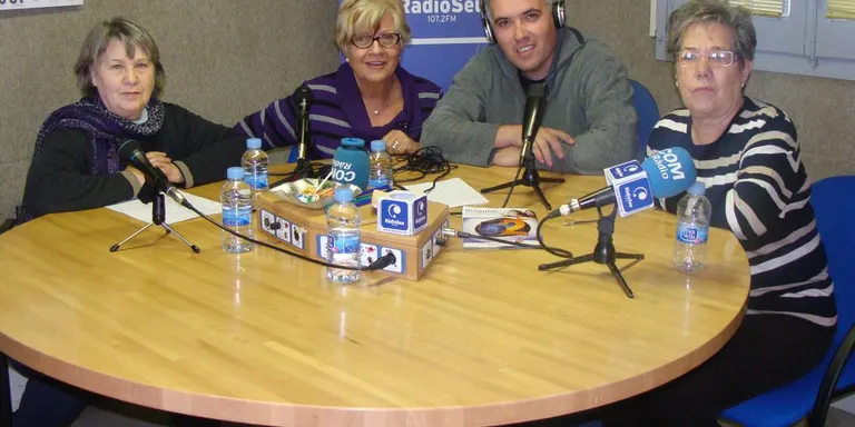 Gent gran i joves de la Seu participen en el projecte 'Ens escrivim'