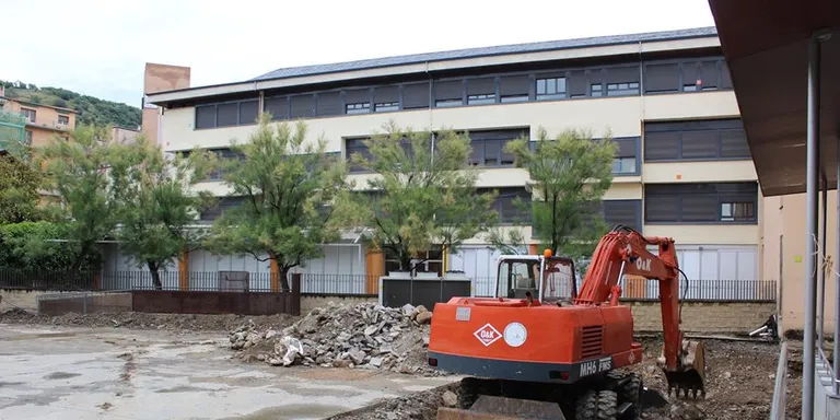 Iniciades les obres per instal·lar una central tèrmica de biomassa per al Centre Cultural Les Monges i l’Escola Pau Claris
