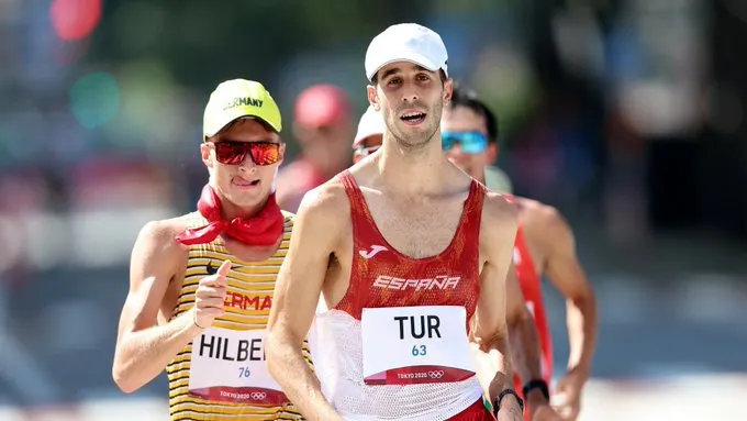A Marc Tur se li escapa el bronze dels 50 kms marxa a la recta d'arribada d'una prova que converteix Garcia Bragado en llegenda