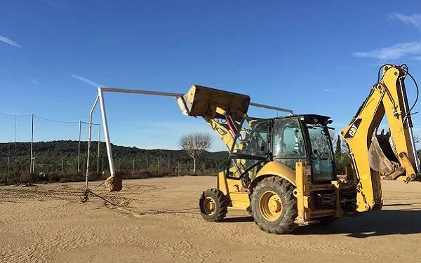 En marxa la instal·lació de la gespa artificial al camp de futbol de La Riera