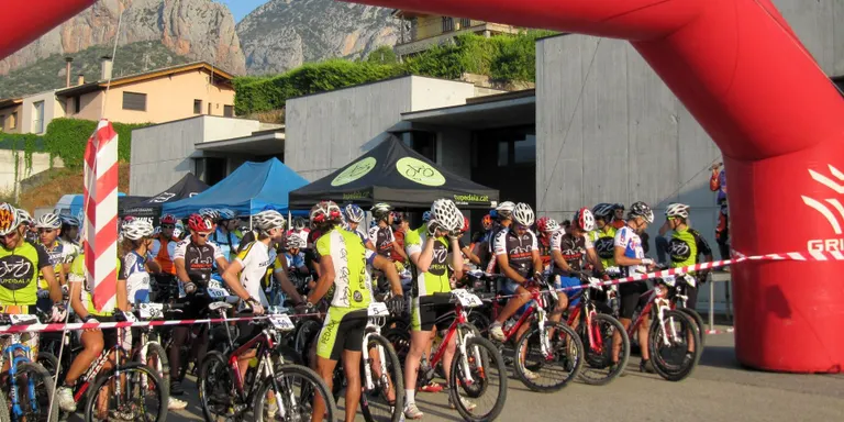 Un centenar de ciclistes participen en la cursa de BTT 'La Nargona'