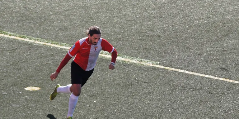 Duel de 'play-off' amb l’àrbitre en el punt de mira