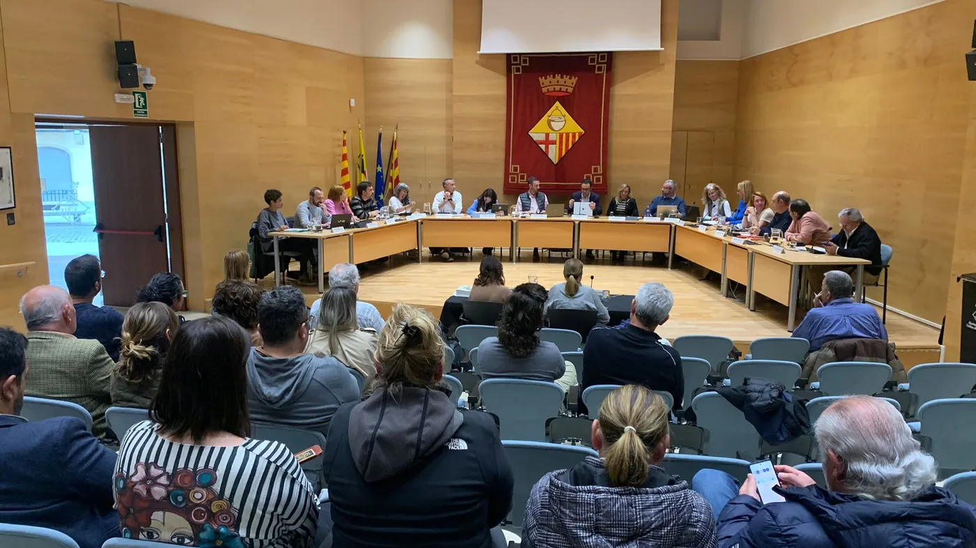 El Ple aprova una moció per la millora dels barris de Caldes i una moció pel foment del català, entre d’altres