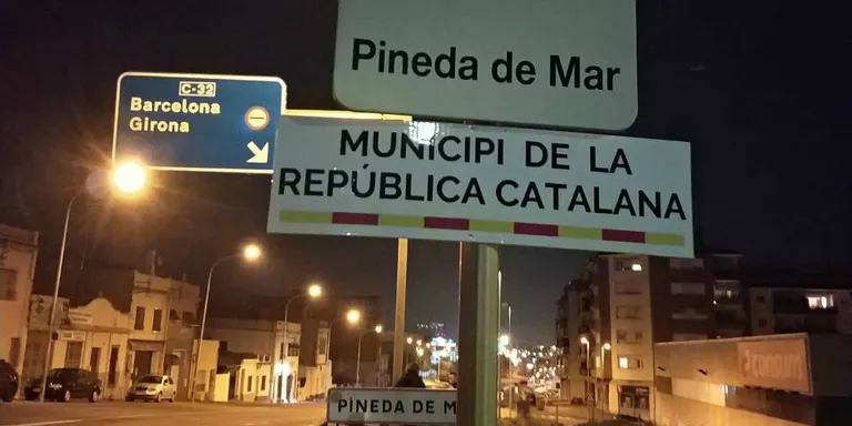 Apareixen a la NII rètols on hi posa 'Municipi de la República Catalana'