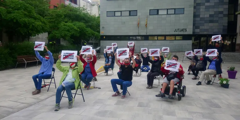 Acció d'Òmnium Cultural davant els Jutjats de la Seu d'Urgell