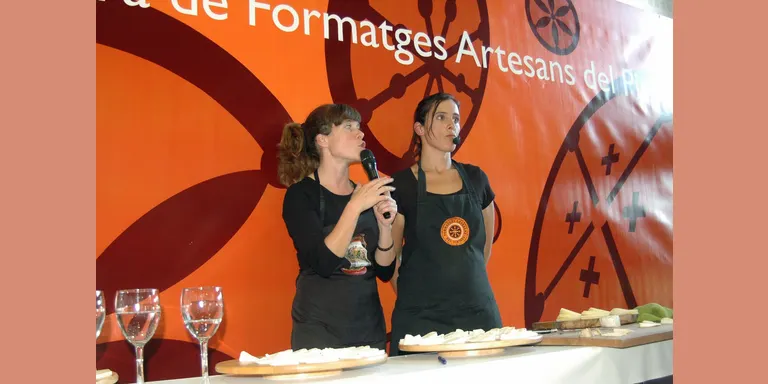 El crític gastronòmic invident Jonatan Armengol ofereix un tast de formatges 'a les fosques'