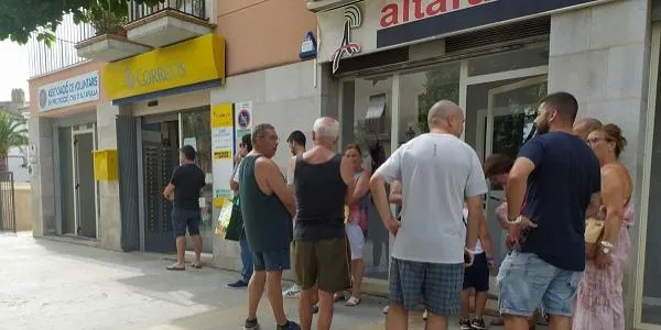 Cues constants a Correus d'Altafulla per emetre el vot a distància