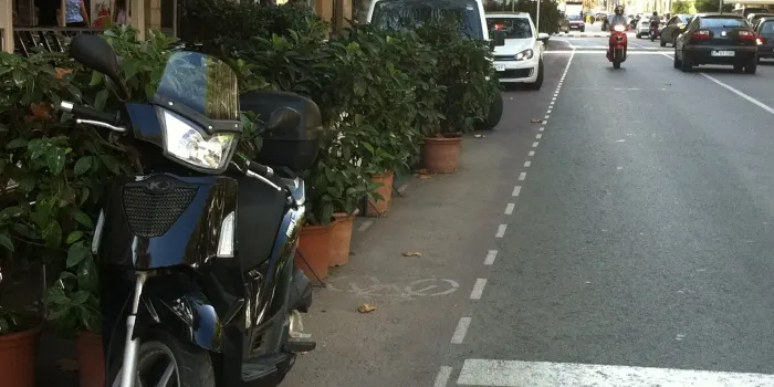 El mal ús del carril bici preocupa a la CUP
