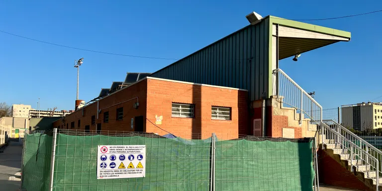 Comencen les obres d’adequació dels lavabos al camp de futbol municipal La Coma