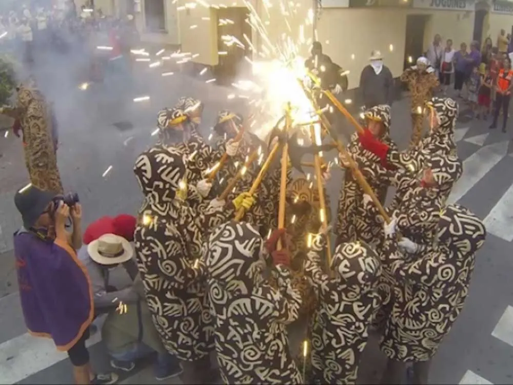 VÍDEO: Petits diables omplen el centre de foc