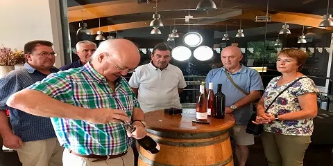INTERESANTE VISITA A LA EXPOSICIÓN DE SACACORCHOS CON POSTERIOR CATA Y DEGUSTACIÓN EN LA BODEGA HIRUZTA