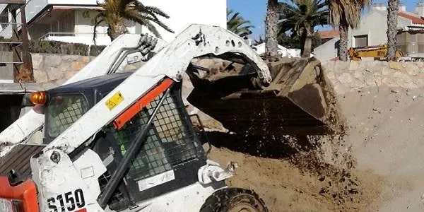 El nou temporal torna a bloquejar la sortida del canal de la rasa que condueix al mar les aigües pluvials d’Altafulla