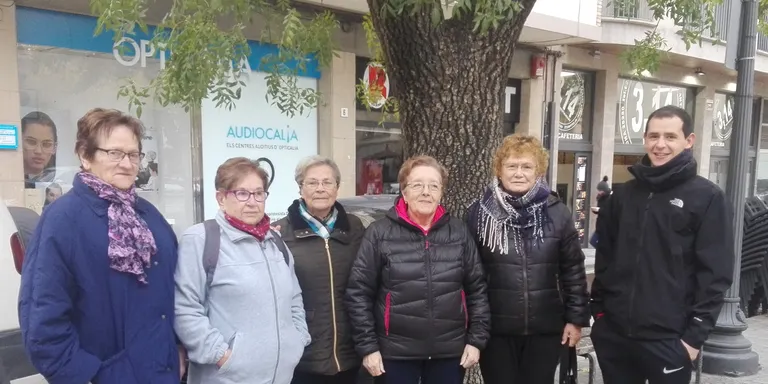 Places lliures per al recuperat grup de passeig en les activitats per a la gent gran