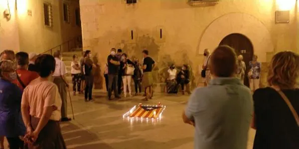 Un centenar de persones commemoren a la plaça del Pou d'Altafulla el quart aniversari de l'1 d'octubre
