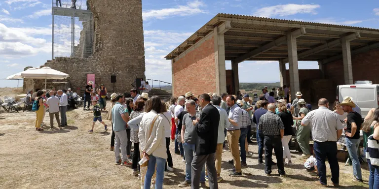 Llobera inaugura la restauració de la Torre de Peracamps
