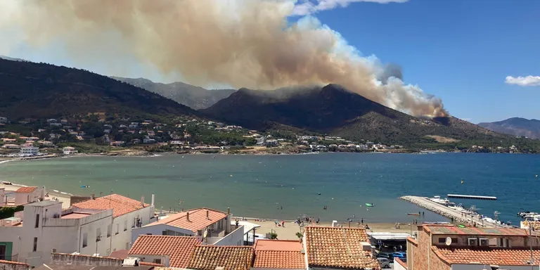 L'incendi de Llançà segueix descontrolat i ja ha cremat unes 100 hectàrees de terreny i amb un potencial de 2.000