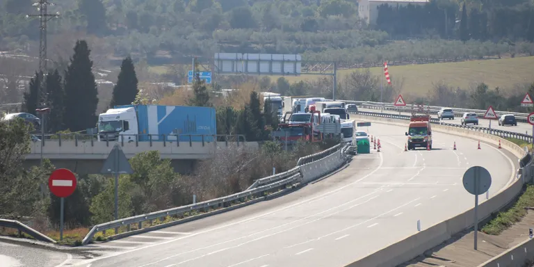Els transportistes catalans carreguen contra França per la "passivitat" davant els bloquejos dels agricultors