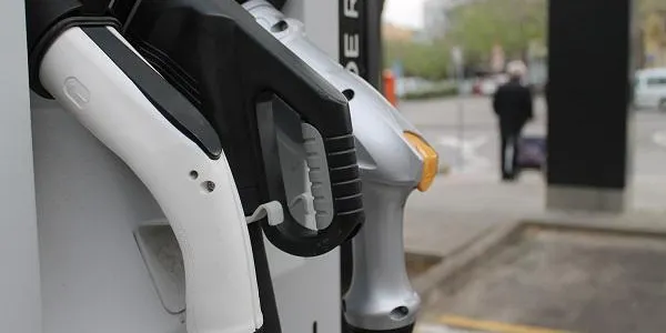 El Govern vol mobilitzar 1.400 milions perquè un 40% dels vehicles siguin electrificats el 2030
