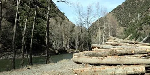 Treballs de neteja a la Noguera Pallaresa per millorar la seguretat dels esports d'aventura