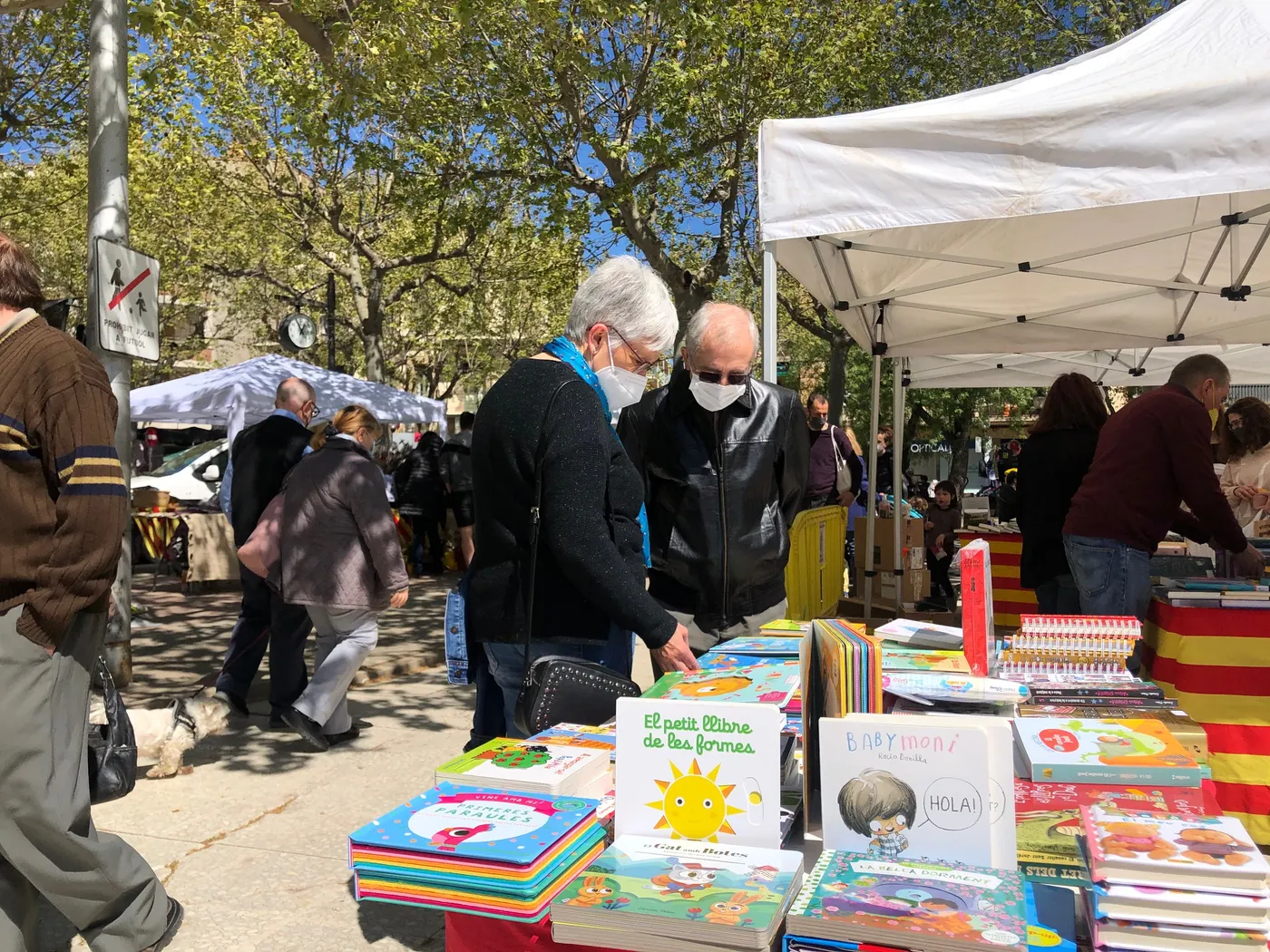 <strong>Diumenge, la diada de Sant Jordi comptarà amb una vintena de parades de llibres i roses pels carrers de Solsona: una xifra molt similar a la d'abans de la pandèmia</strong>