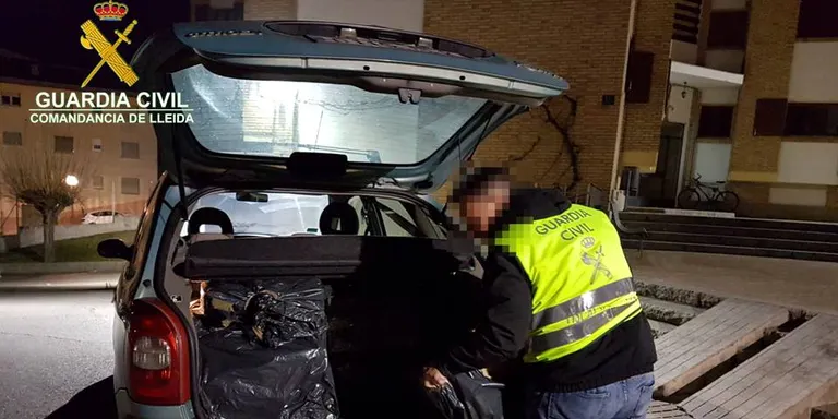 Decomís de 3.000 paquets de tabac en un control a Organyà