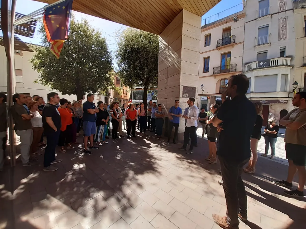 Una trentena de calderins s'han concentrat aquest migdia davant de l'Ajuntament