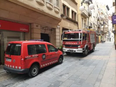 Ensurt per un incendi a una casa al centre de Valls