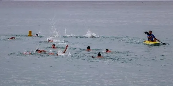 El primer bany de l'any i la travessa de Sant Silvestre saluden el 2024 a Roda de Berà