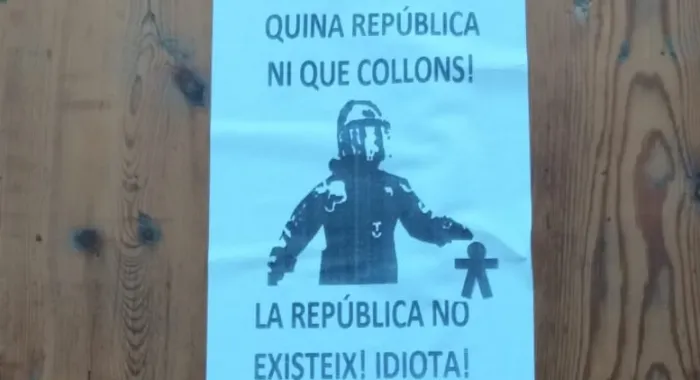Aquests cartells han aparegut avui, dia dels Sants Innocents, per diversos carrers d'Arenys