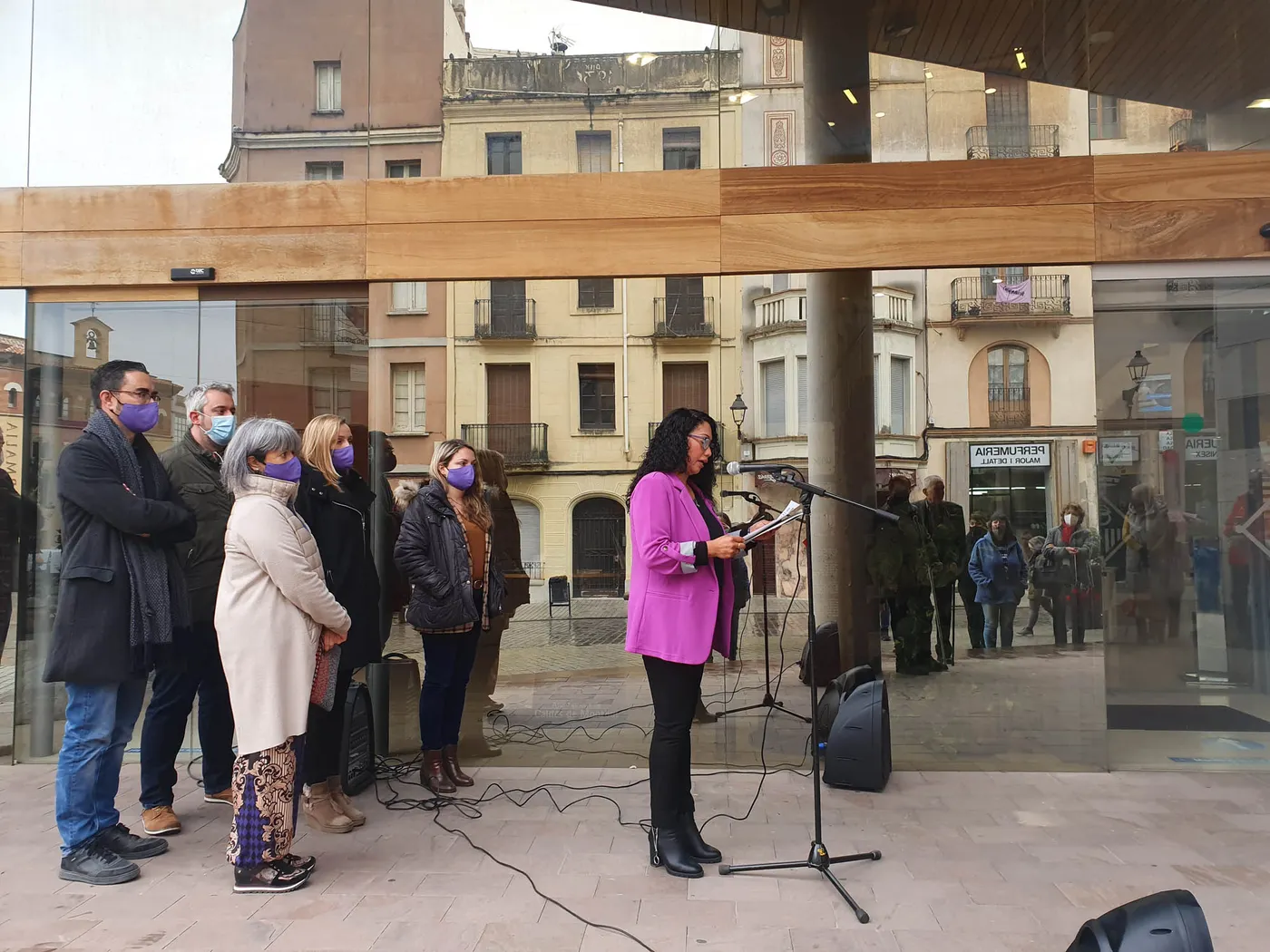 Caldes defensa l'erradicació de les desigualtats i estereotips de gènere en la commemoració del 8-M