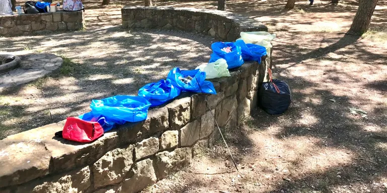Creu Roja Solsonès recull 34 quilos de deixalles de l'entorn del pantà de Sant Ponç