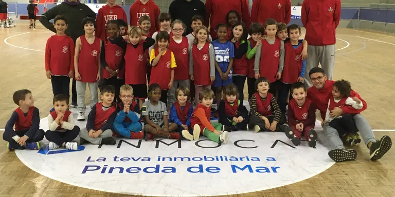 Escola de Bàsquet de la UER Pineda per aprendre l'esport i per passar-ho bé
