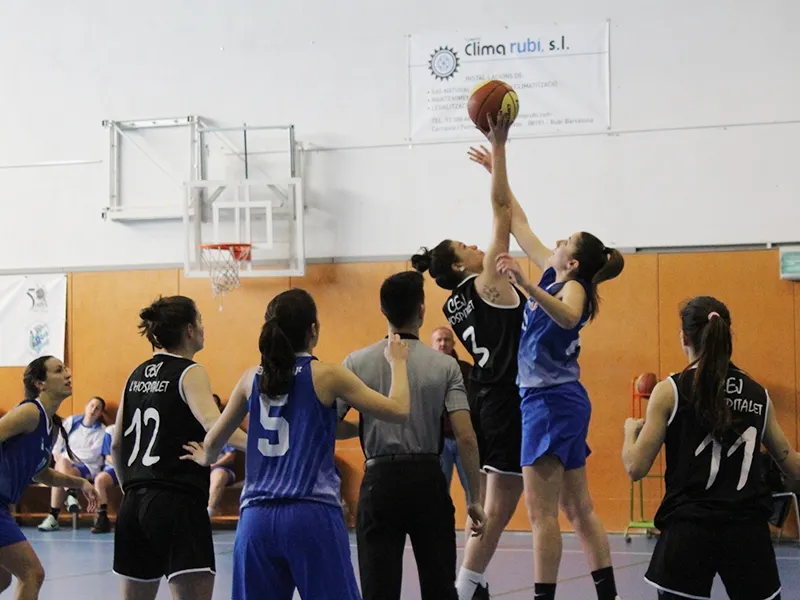 Comença la disputa per la pilota al bàsquet femení / Arxiu