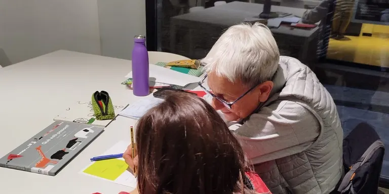 La biblioteca busca voluntaris per acompanyar infants en l'hàbit lector