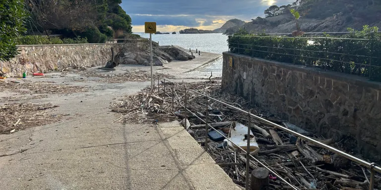 Begur inicia la neteja de les platges després del darrer temporal marítim