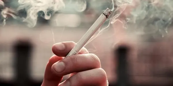 Aproven l'avantprojecte de llei que prohibeix fumar en terrasses i estacions de transport