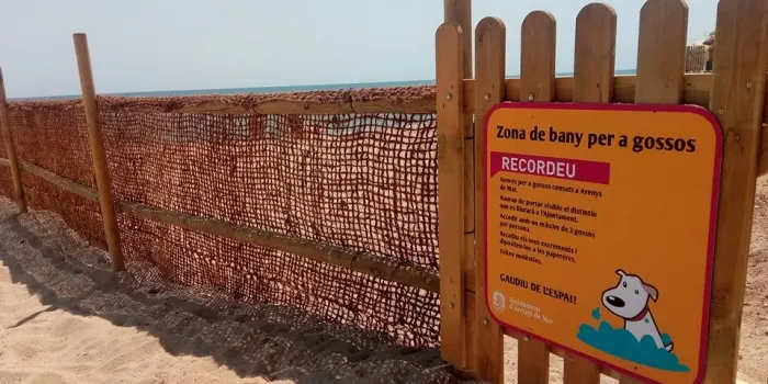 La platja de gossos ha acollit un elevat nombre d'usuaris tant d'Arenys, com de fora de la vila