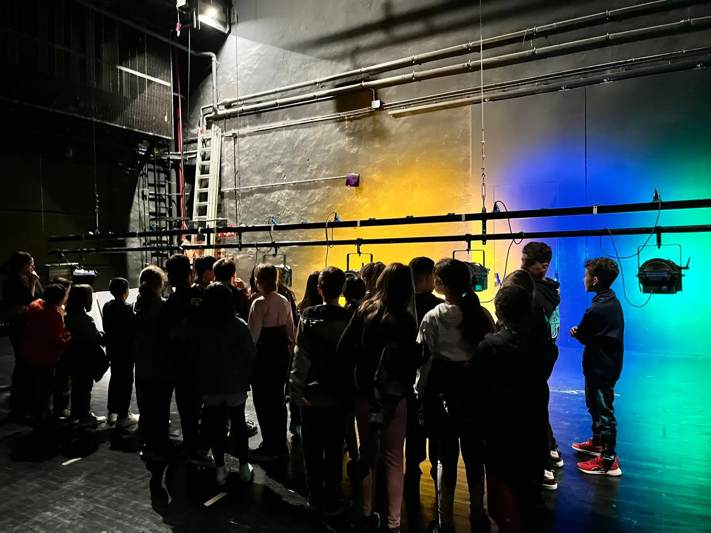 Els infants de Valls descobreixen les entranyes del Teatre Principal