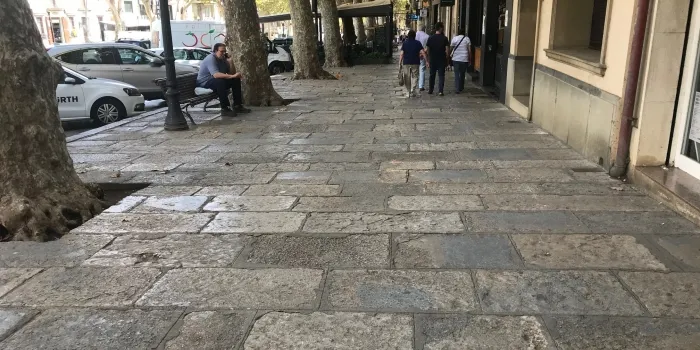 Les obres de renovació de les lloses de la riera baixant a banda dreta es comprimiran en dos mesos i mig