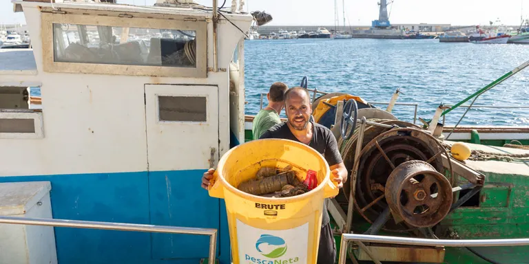 40 barques de la Confraria de Blanes participen al projecte Pesca Neta