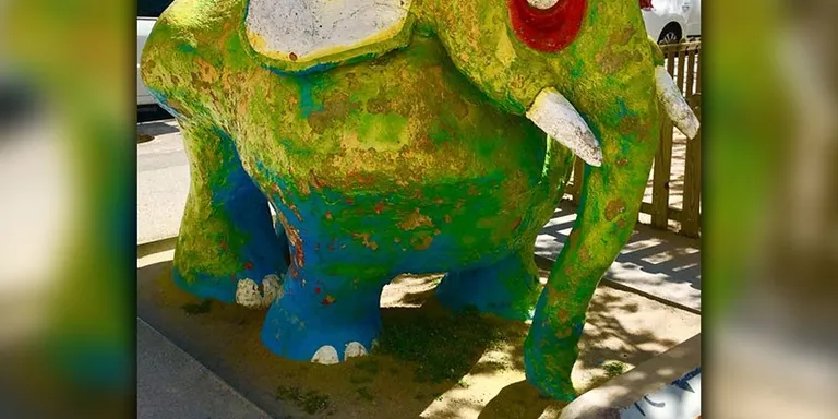 Pinten de groc el Bòdum en un acte de vandalisme