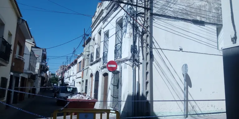 Aquest passat dimecres va caure el mur intern que separava dues vivendes al carrer Arpella