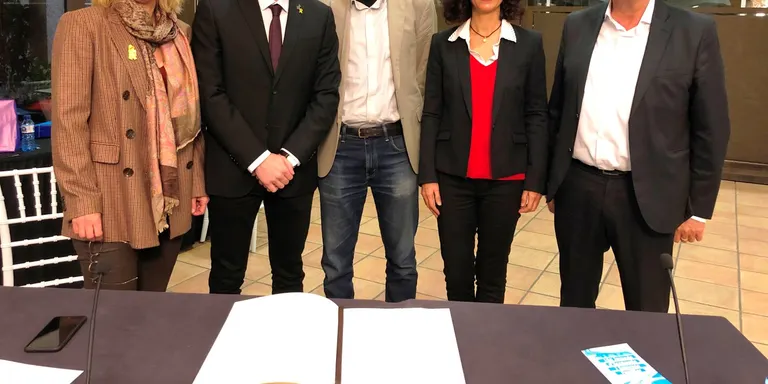 Membres de la Cambra de Comerç de Barcelona signen el llibre d'honor de Caldes