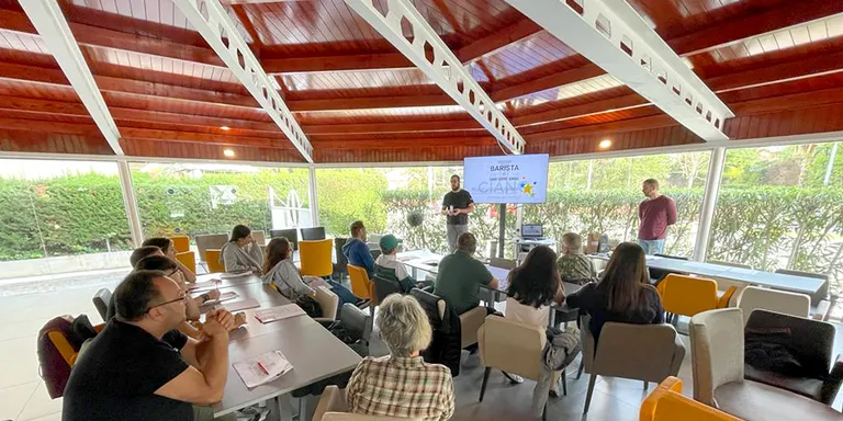 La Federació Empresarial d’Hostaleria i Turisme presenta l’oferta formativa als treballadors del sector turístic