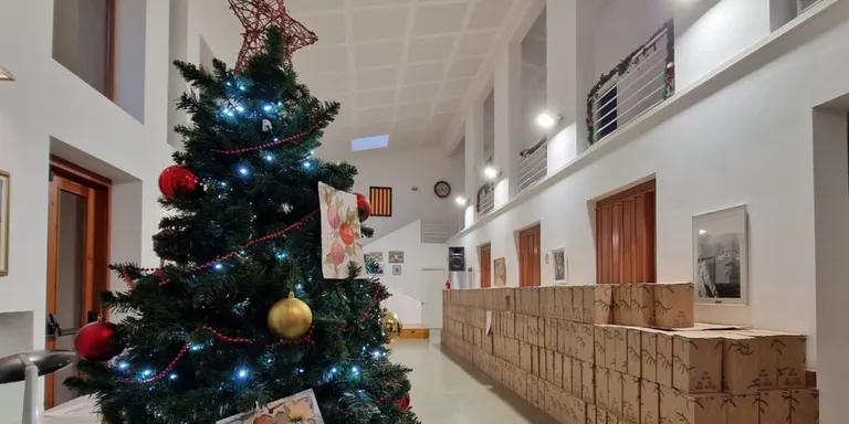 Begur reparteix prop de mil paneres de Nadal entre jubilats i pensionistes
