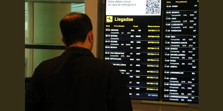 Sorpresa i humor entre els viatgers afectats pel coet xinès que ha tancat l'espai aeri: "Ha sigut de pel·lícula"